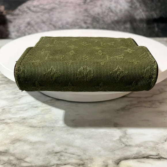 Louis Vuitton Green Canvas Trifold Wallet in GUC - Picture 8 of 15